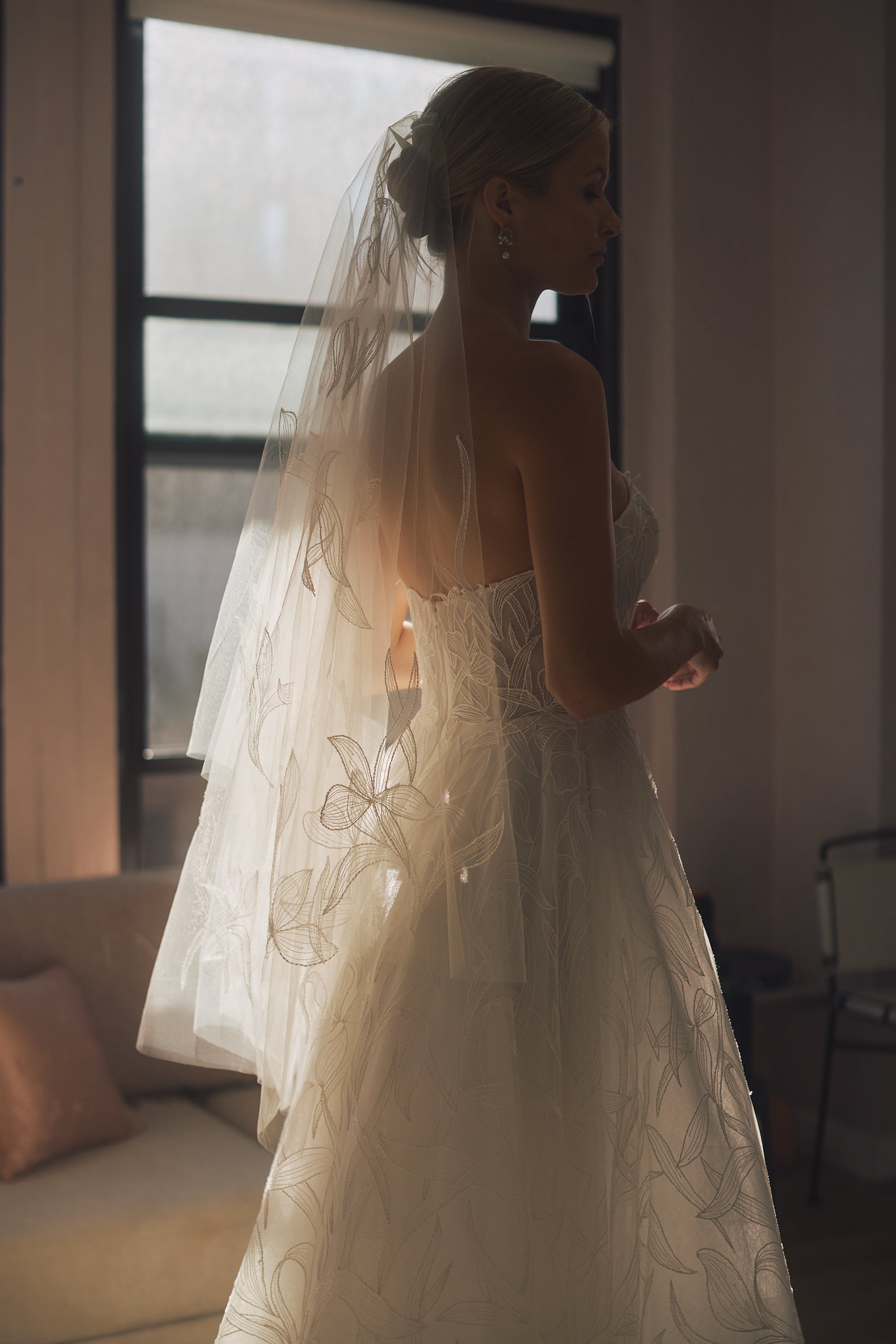 BV12304 | Fingertip Short Embroidered Wedding Veil | Enaura